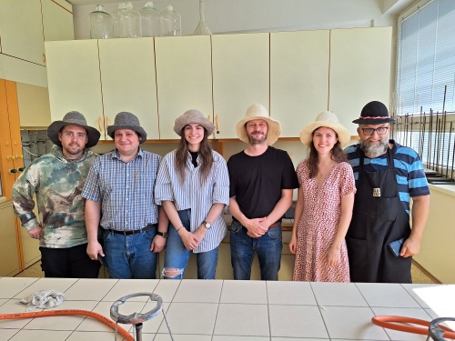 Workshop_CZU Teambuilding pro z katedry chovu hospodářských zvířat ČZU. Účastníci si vytvořili tradiční ovčácké klobouky.
